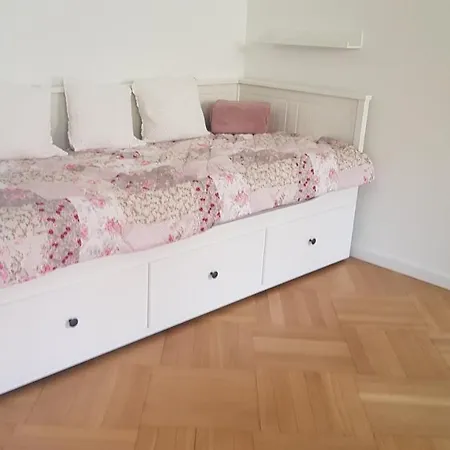 Blick Ueber Mit Gartenpavillon Кремс на Дунае