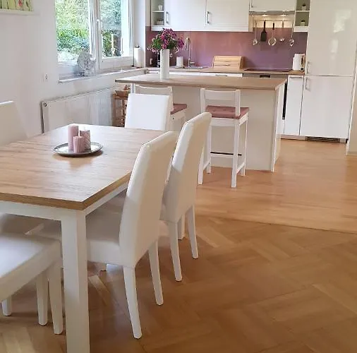 Blick Ueber Mit Gartenpavillon *