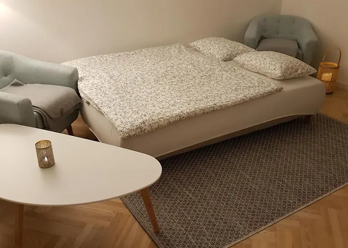 Blick Ueber Mit Gartenpavillon Кремс на Дунае