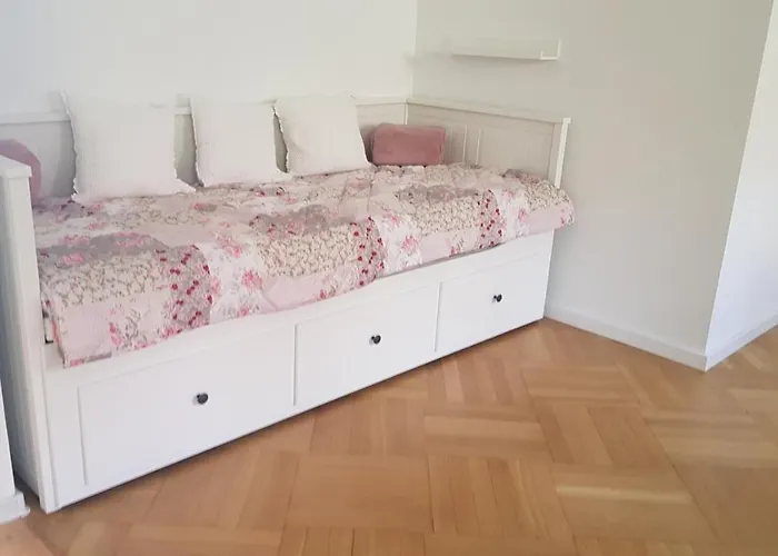 Blick Ueber Mit Gartenpavillon Кремс на Дунае