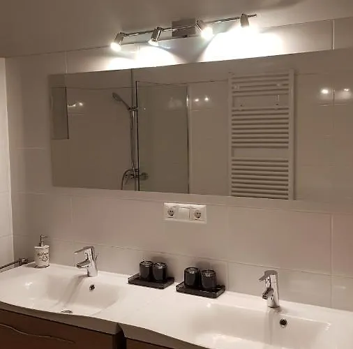 Blick Ueber Mit Gartenpavillon *