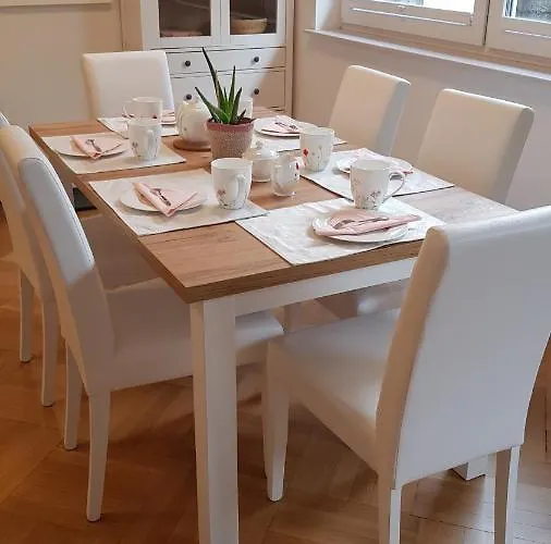 Blick Ueber Mit Gartenpavillon