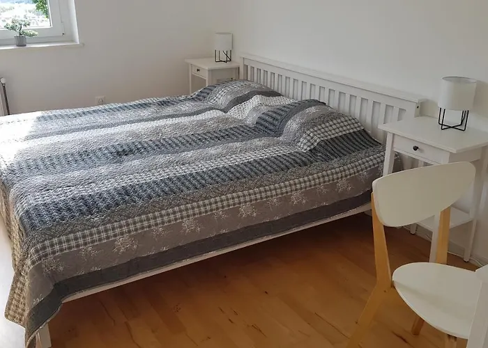 Blick Ueber Mit Gartenpavillon *