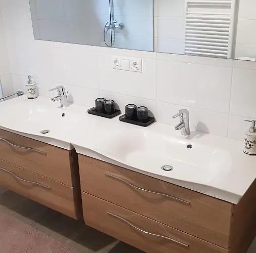 Blick Ueber Mit Gartenpavillon